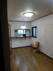 開放的キッチン、ヤマハのベリーとダイニング収納